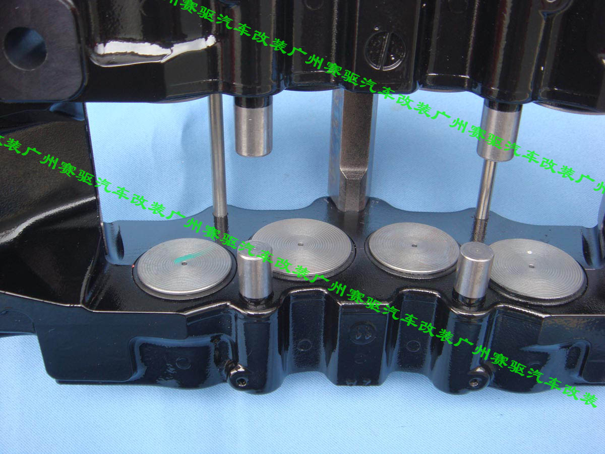 意大利BREMBO 黑色競(jìng)技版八活塞剎車(chē)卡鉗 BREMBO 8活塞剎車(chē)鮑魚(yú) 大大縮短剎車(chē)距離