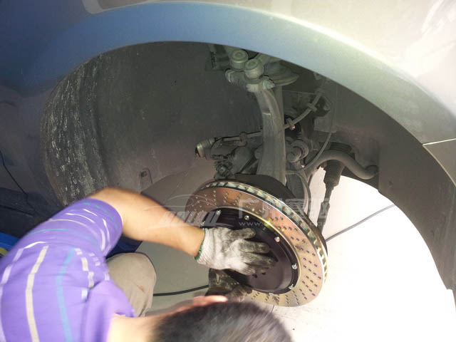 安裝brembo剎車(chē)碟