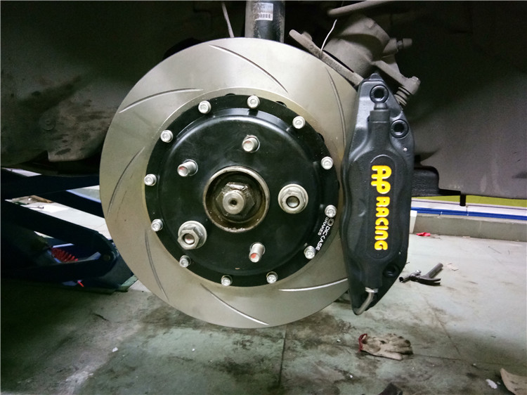 AP7600四活塞搭配DICASE 300剎車盤 AP7600四活塞搭配DICASE 300剎車盤