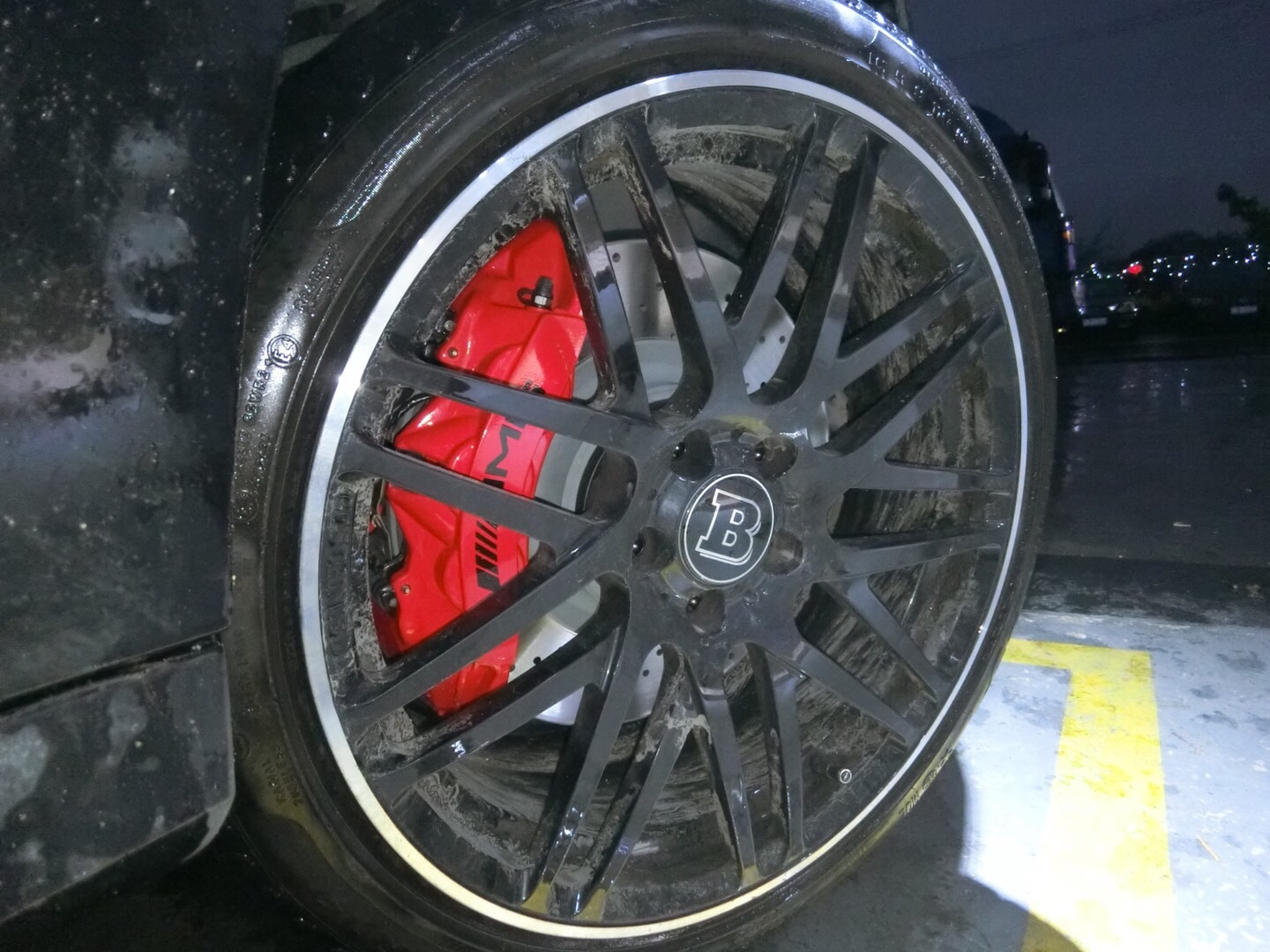 奔馳E300改裝AMG六活塞剎車 奔馳E300改裝AMG六活塞剎車