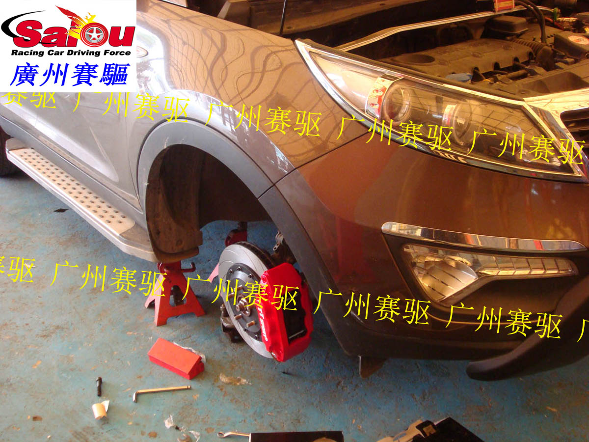 在進(jìn)行中的智跑改剎車TT 大六活塞卡鉗
